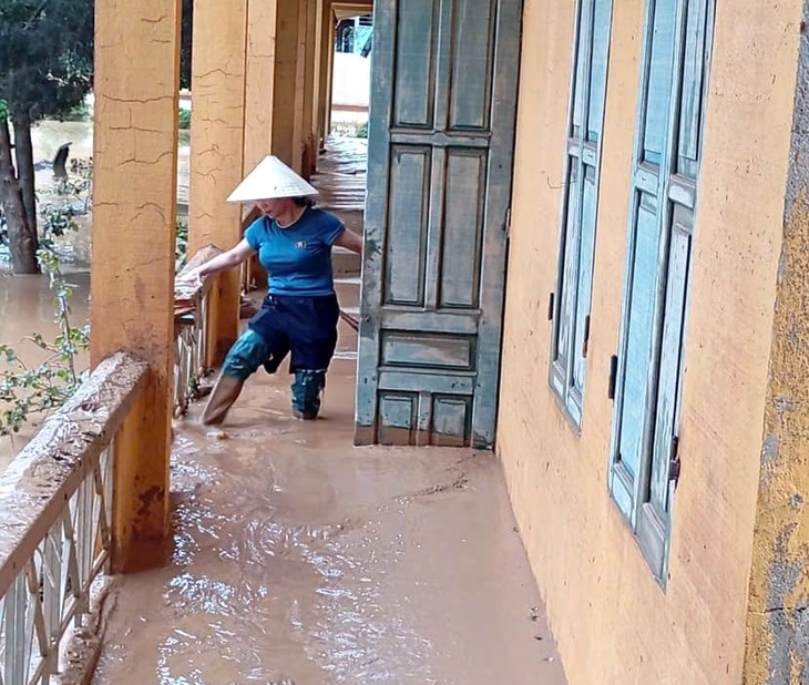 Dân mạng yêu quá hình ảnh cô giáo lấm lem bùn đứng ăn mì sống - Ảnh 2.