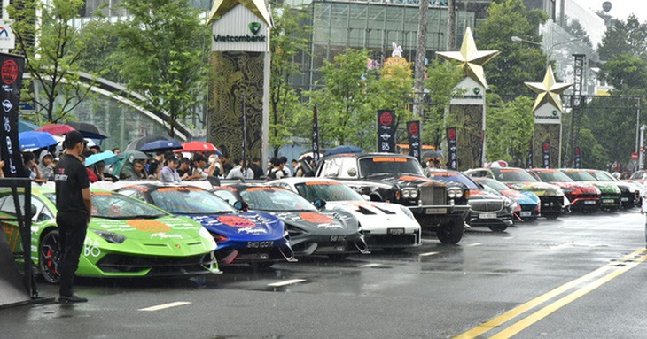 Nữ doanh nhân cầm lái siêu xe từ TP HCM về Singapore tại Gumball 3000: 'Việt Nam thật tuyệt vời' - Ảnh 11.