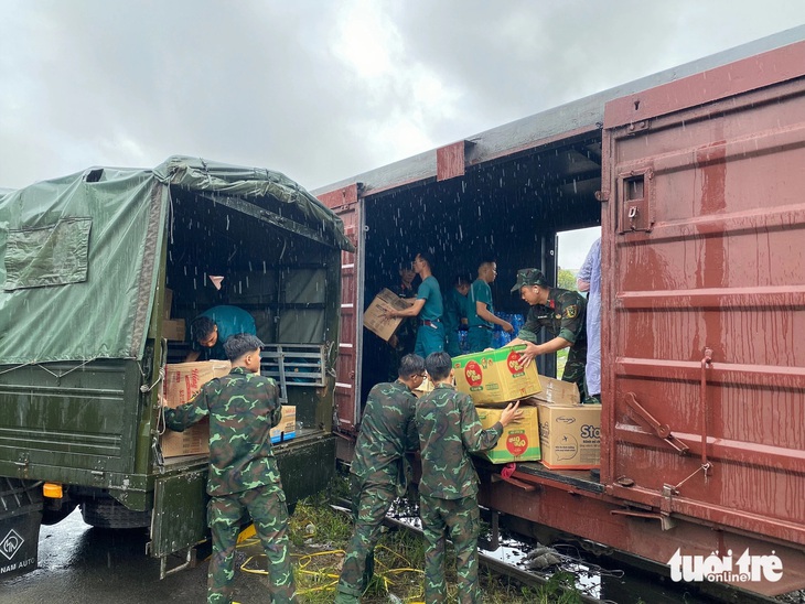 Dưới cơn mưa nặng hạt, 80 tấn hàng ở TP.HCM tiếp tục chuyển đến đồng bào miền Bắc - Ảnh 6.