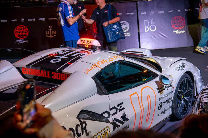 4 'siêu hậu' của Gumball 3000 - Ảnh 12.