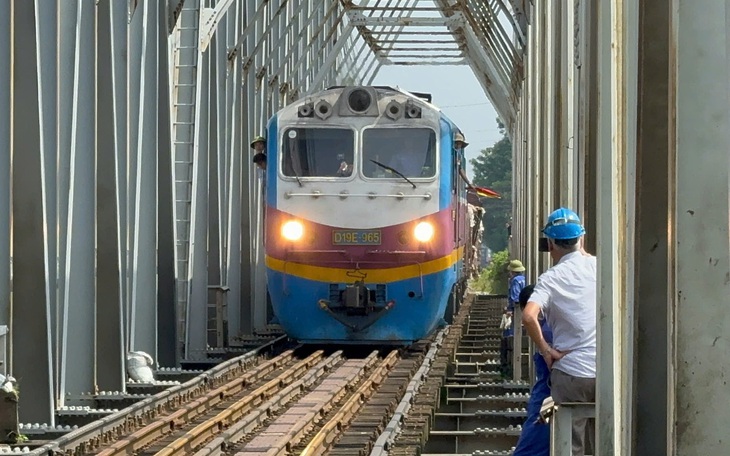 Nguy cơ sạt lở trùm xuống Lâm Giang nên chưa chạy tàu khách - Ảnh 10.