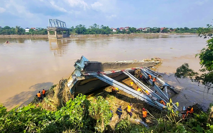 Phát hiện thi thể một phụ nữ trên sông Hồng, xác định là nạn nhân vụ sập cầu Phong Châu - Ảnh 2.