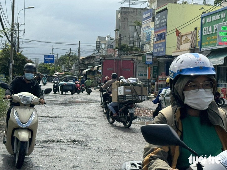 Làm từ năm 2020, vì sao đường Lò Lu chỉ mới xong gần 200m cống? - Ảnh 1.