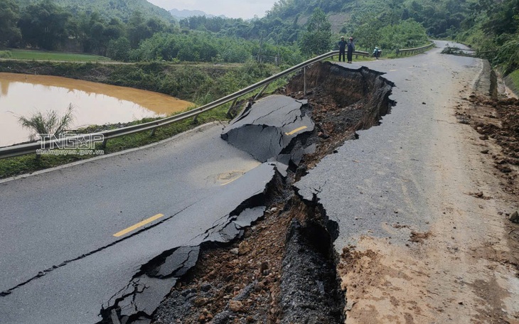 Đi bộ hơn 40km về chịu tang cha mẹ mất vì sạt lở đất ở Lào Cai - Ảnh 2.