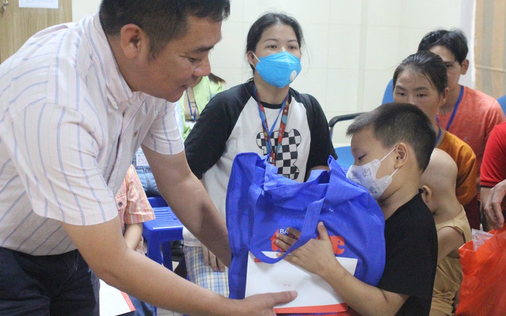 Quên cơn đau vì bệnh tật, bệnh nhi háo hức trải nghiệm xe buýt hai tầng và metro số 1 - Ảnh 12.