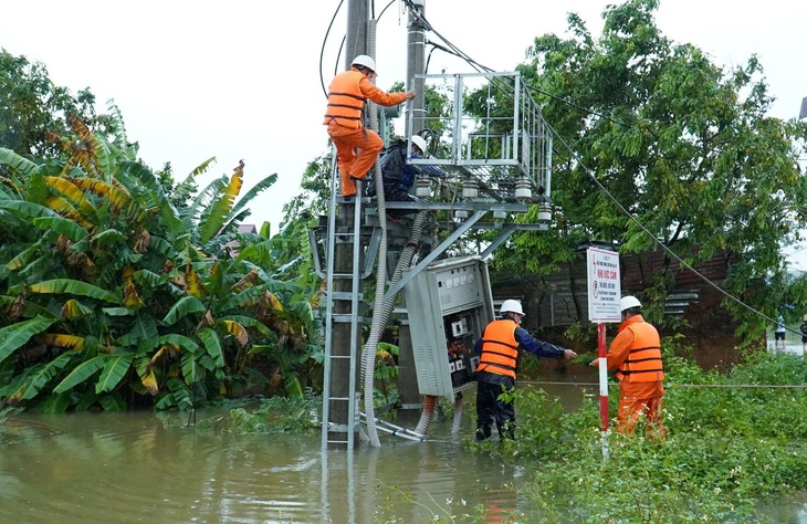 Còn hơn 100.000 khách hàng các tỉnh phía Bắc mất điện, EVN đang nỗ lực khắc phục - Ảnh 1.