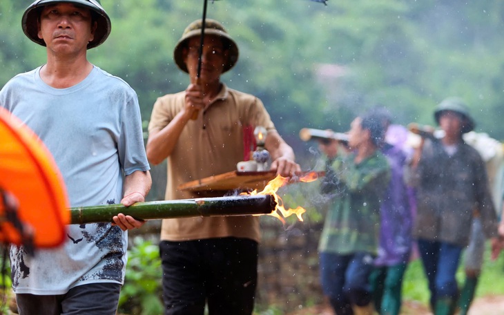 Dạy học bù sau mưa lũ: Không gây áp lực cho học sinh, giáo viên  - Ảnh 2.