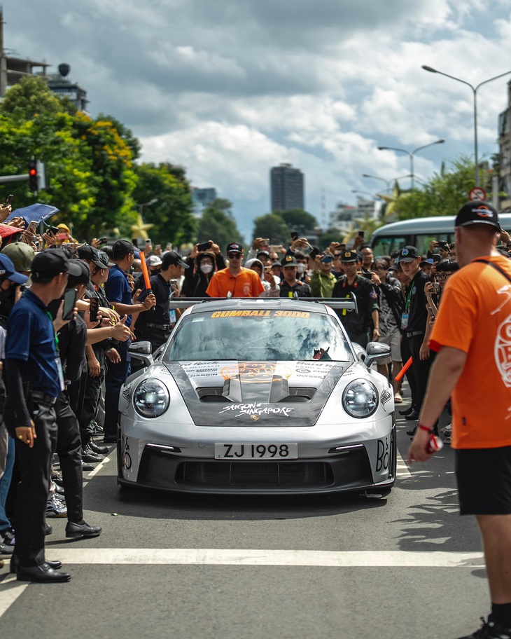 Những hình ảnh xấu trong Gumball 3000 ở Việt Nam: Trèo rào, chặn đầu, đập kính, xô xát - Ảnh 7.