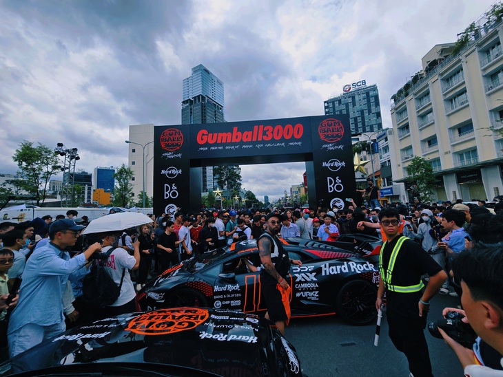 Những hình ảnh xấu trong Gumball 3000 ở Việt Nam: Trèo rào, chặn đầu, đập kính, xô xát - Ảnh 4.