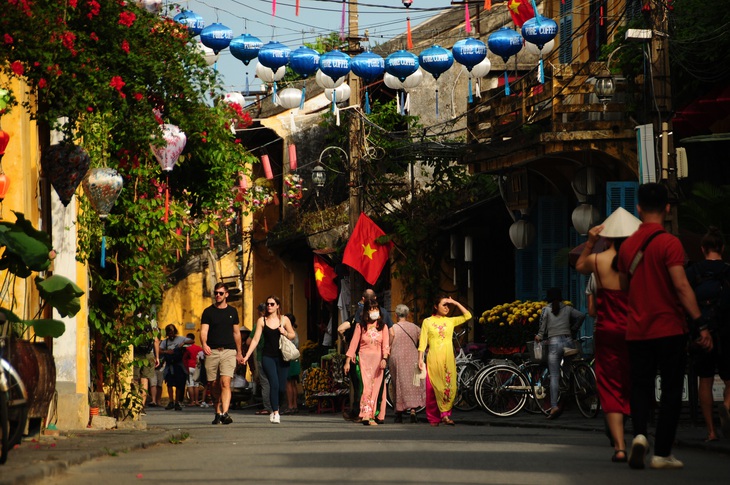 Hội An quy định 'gia đình văn hóa 3 năm liên tiếp' mới được làm lưu trú trong phố cổ là trái luật - Ảnh 1.