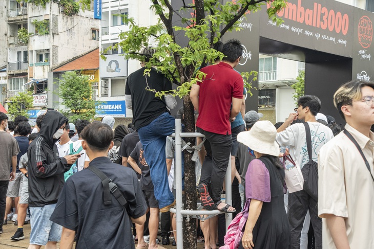 Những hình ảnh xấu trong Gumball 3000 ở Việt Nam: Trèo rào, chặn đầu, đập kính, xô xát - Ảnh 8.