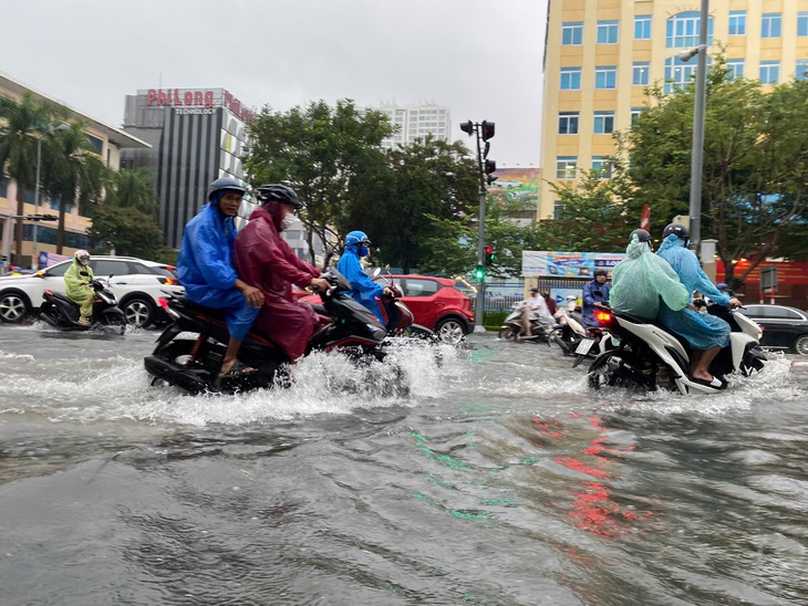 Dòng người đi trên những 'điểm nóng' ngập ở Đà Nẵng do mưa lớn - Ảnh 1.