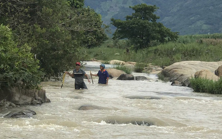 Khen thưởng ba người đàn ông cứu hai chị em bị lũ cuốn - Ảnh 2.