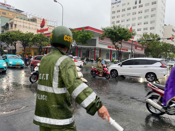 Dòng người đi trên những 'điểm nóng' ngập ở Đà Nẵng do mưa lớn - Ảnh 3.