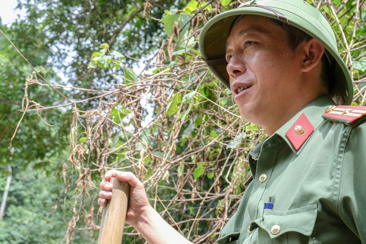 Công an, bộ đội bám đá, vượt suối tìm nạn nhân mất tích vụ sạt lở núi ở Cao Bằng - Ảnh 5.