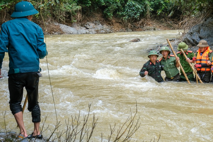 Công an, bộ đội bám đá, vượt suối tìm nạn nhân mất tích vụ sạt lở núi ở Cao Bằng - Ảnh 1.