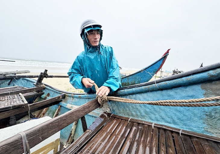 Cập nhật: Ngư dân lo cầu tạm chặn đường khi đưa tàu vào âu tránh áp thấp nhiệt đới - Ảnh 16.