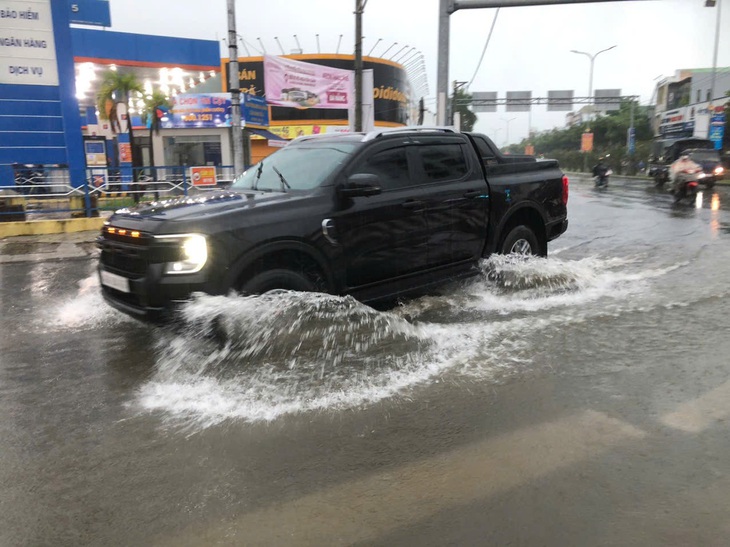 Dòng người đi trên những 'điểm nóng' ngập ở Đà Nẵng do mưa lớn - Ảnh 4.