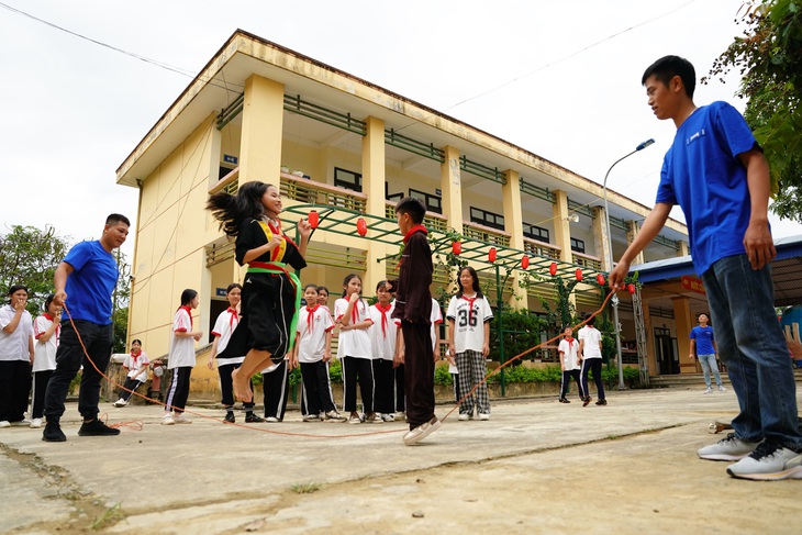 Vinamilk đón trung thu cùng trẻ em khó khăn, vùng bão lũ - Ảnh 4.