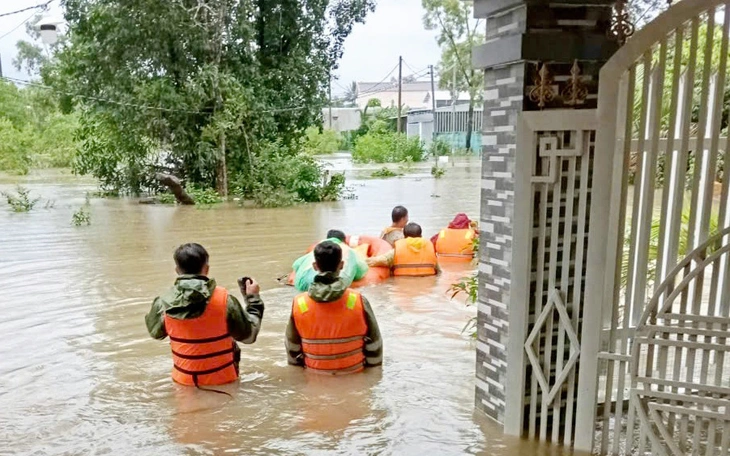 Mưa lớn kéo dài làm cho nhiều đường ở Phú Quốc bị ngập cục bộ, xe chết máy dẫn bộ - Ảnh 4.
