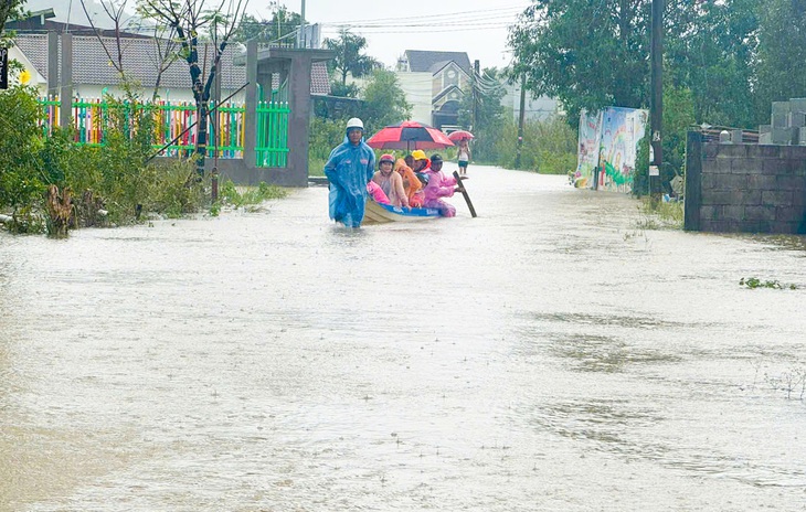 Mưa gây sạt lở đất, đá, làm chìm tàu và có 430 hộ dân ảnh hưởng ngập nước ở Phú Quốc - Ảnh 2.