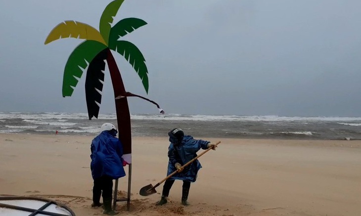 Bão số 4 chưa vào, Quảng Bình đã có gió giật liên hồi, biển động dữ dội - Ảnh 3.