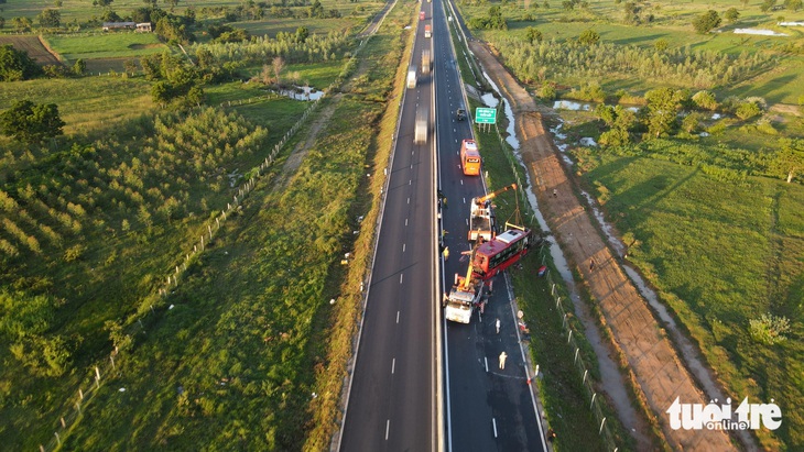 Vụ tai nạn xe khách Phương Trang: Thót tim với tình huống dừng khẩn cấp trên cao tốc 2 làn - Ảnh 2.