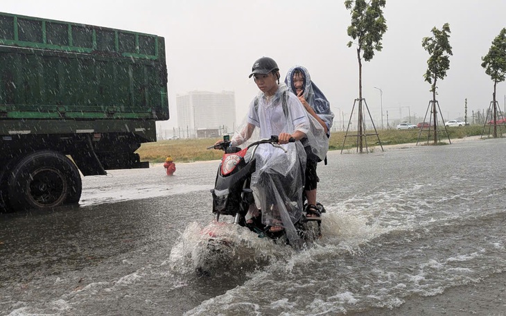 Cập nhật bão số 4: Miền Trung nơi mưa to, cây ngã đổ, nơi tạnh ráo - Ảnh 7.