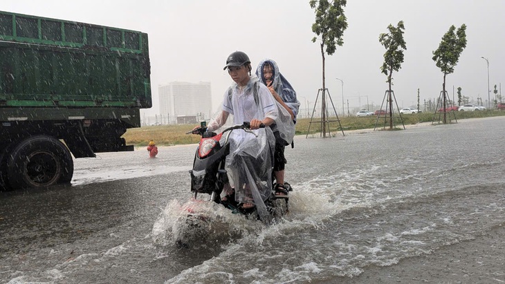 Lo bão số 4 đổ bộ trực tiếp, Huế cho học sinh toàn tỉnh nghỉ học - Ảnh 1.