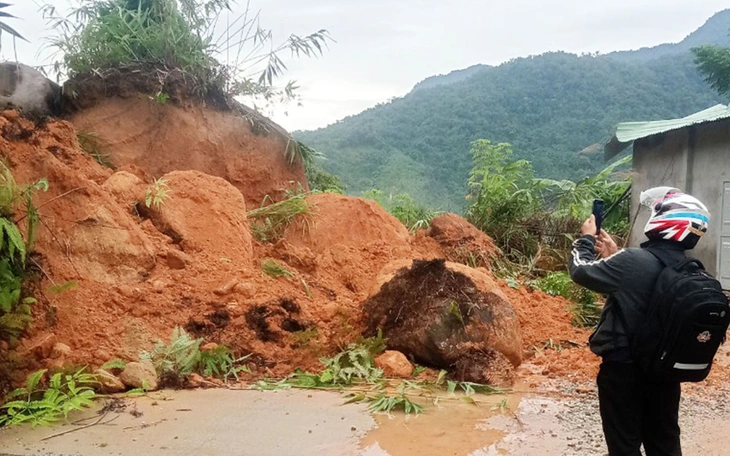Đà Nẵng đồng ý xây dựng khẩn cấp 2 bãi đáp trực thăng đưa nhu yếu phẩm lên vùng cao - Ảnh 3.