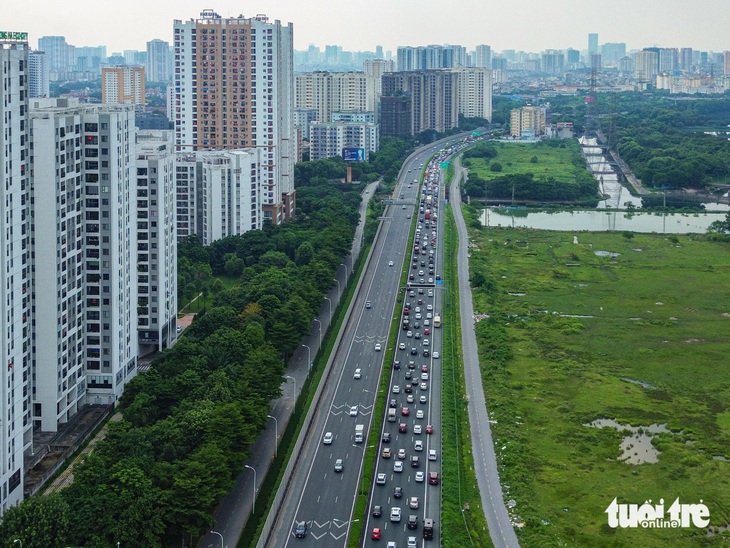 Người dân ùn ùn trở lại Hà Nội dù chưa hết nghỉ lễ, cảnh sát chặn xe đi vào làn khẩn cấp cao tốc - Ảnh 1.