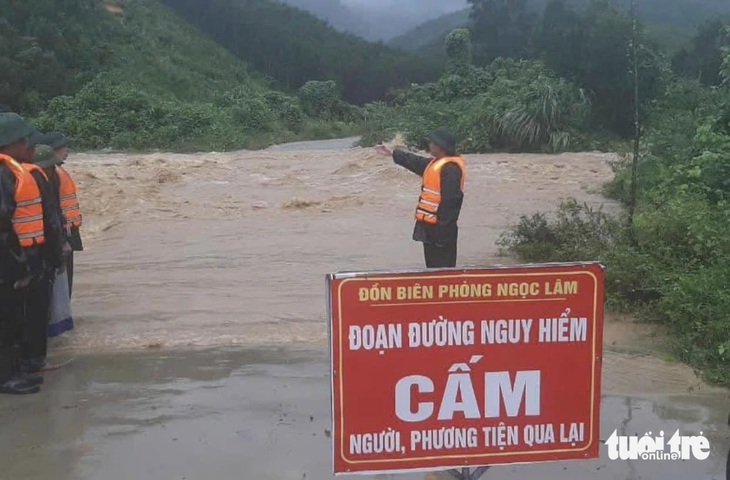 Chở hai con đi học về, mẹ bị nước lũ cuốn mất tích - Ảnh 2.