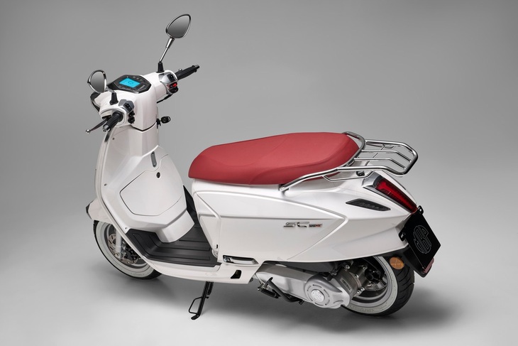 Chiếc xe tay ga y hệt Vespa kết hợp Lambretta, giá rẻ bằng một nửa - Ảnh 3.