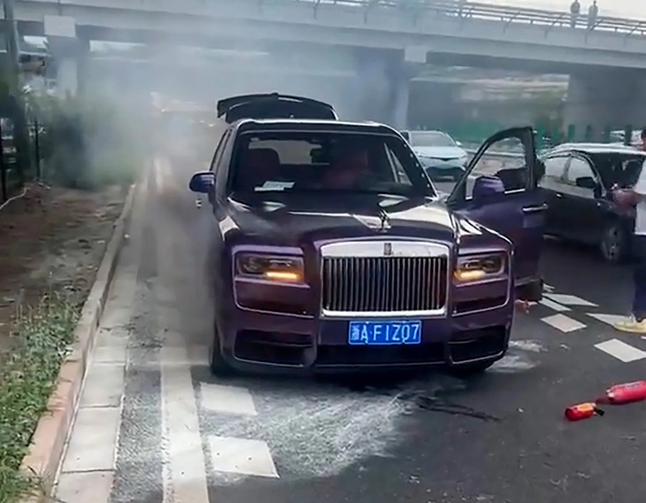 Rolls-Royce hàng chục tỉ bất ngờ bốc cháy trên cao tốc, cả con đường náo loạn - Ảnh 2.