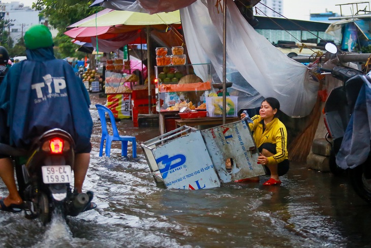 TP.HCM đón đợt triều cường đầu mùa, xe máy dắt bộ, xe hơi quay đầu - Ảnh 4.