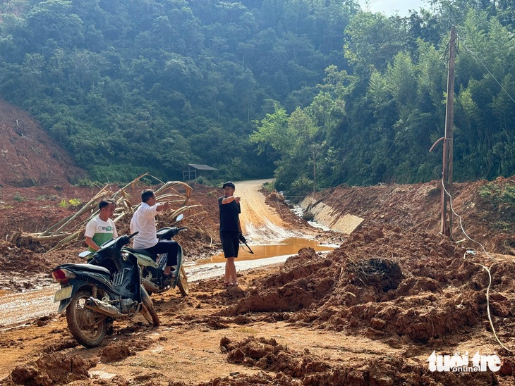 Cuộc gọi của vợ và quyết định giữa đêm giúp tài xế thoát chết vụ lở núi đẩy 32 người xuống suối - Ảnh 3.