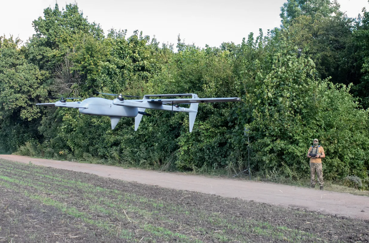 Ukraine tấn công hai kho vũ khí của Nga bằng drone, người dân phải sơ tán - Ảnh 1.