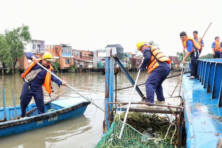 100 đoàn viên thu gom rác trên kênh Đôi, tặng áo phao cho bến đò - Ảnh 2.