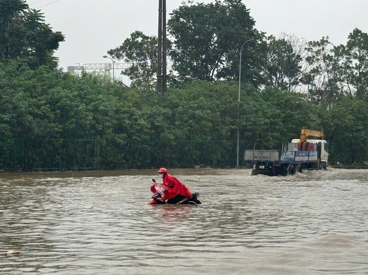 Hà Nội mưa lớn, nhiều đoạn đường ngập sâu - Ảnh 4.