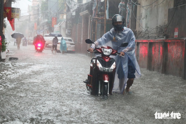 Mưa lớn xuyên đêm, nhiều tuyến phố ở TP Vinh thành 'sông' - Ảnh 9.