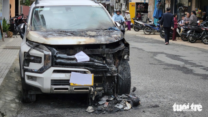 Cháy xe taxi đang đậu trên đường phố Đà Lạt - Ảnh 1.