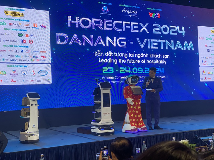 Dàn robot du lịch Đà Nẵng hoạt náo tại Diễn đàn công nghệ ngành khách sạn - Ảnh 2.