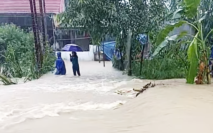 Tuyên dương nhóm nam sinh cứu người bị nước lũ cuốn trôi - Ảnh 4.