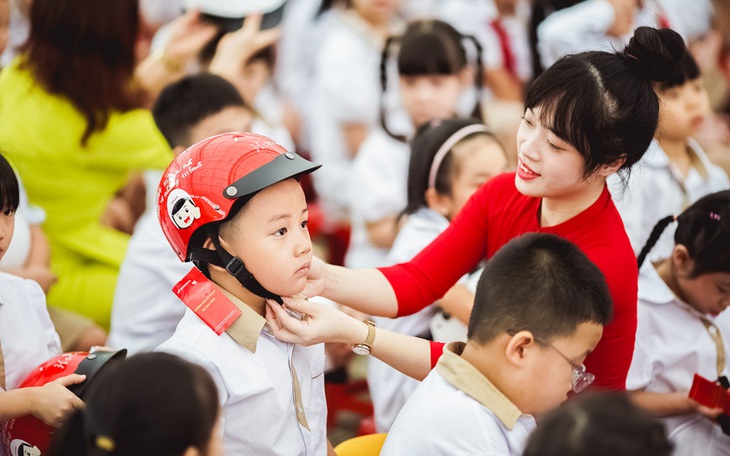 Xử lý vi phạm giao thông học sinh: Người lớn đội mũ bảo hiểm cho mình nhưng bỏ quên con trẻ - Ảnh 2.