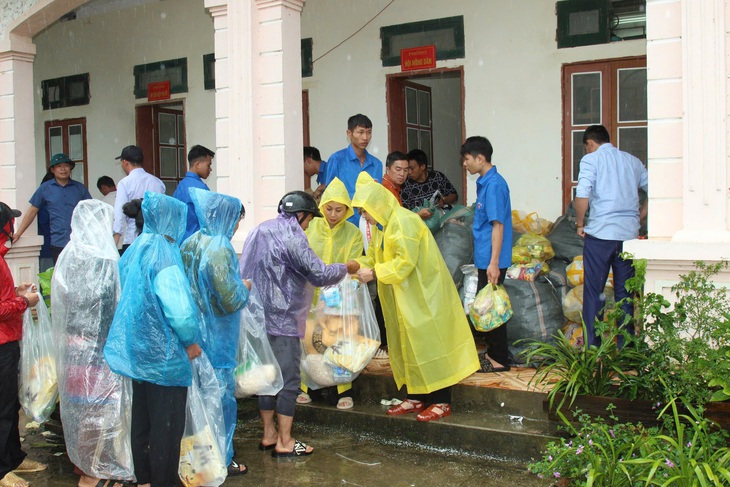 Thanh niên Cần Thơ vượt nghìn cây số tặng quà an sinh cho người dân Sơn La bị ảnh hưởng bởi bão Yagi - Ảnh 4.