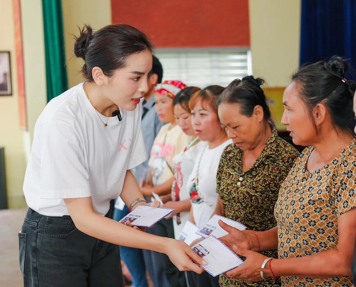 Thùy Tiên, Kỳ Duyên, Bảo Ngọc về vùng bão lũ thu hoạch lúa, sửa chữa nhà giúp dân - Ảnh 4.