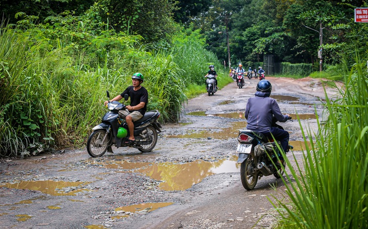 Đường vào Bệnh viện Nhi đồng, Truyền máu Huyết học ở Bình Chánh tan nát - Ảnh 9.