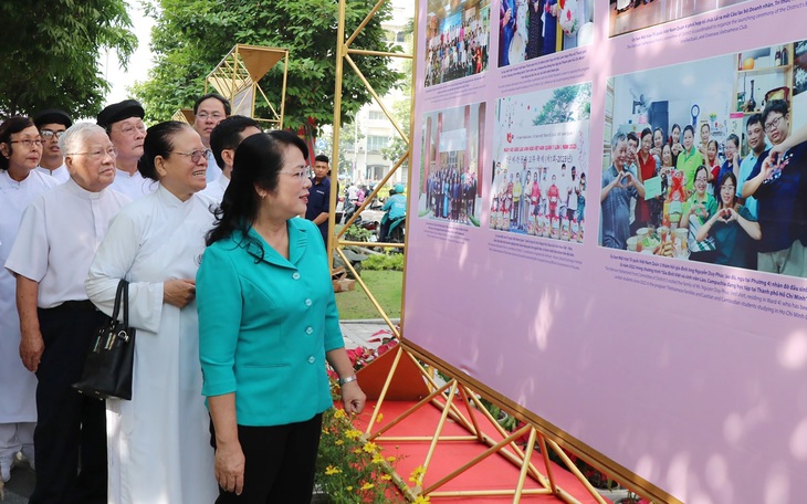 Đoàn đại biểu Đại hội MTTQ Việt Nam TP.HCM dâng hoa, dâng hương Chủ tịch Hồ Chí Minh   - Ảnh 1.