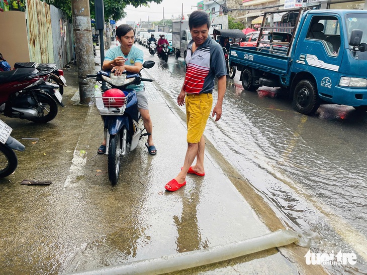 Mưa lớn ào qua 20 phút, nhiều đường ở quận Bình Tân như cái ao - Ảnh 2.