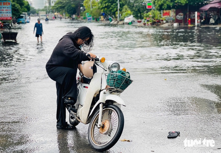 Mưa lớn ào qua 20 phút, nhiều đường ở quận Bình Tân như cái ao - Ảnh 5.